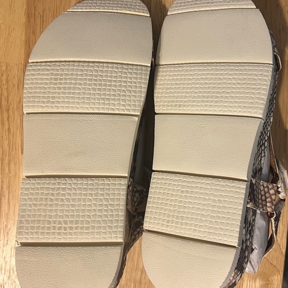 Band of Gypsies Newport Beige Snake Print Leather size 6  NIB MSRP $90 - Picture 3 of 4